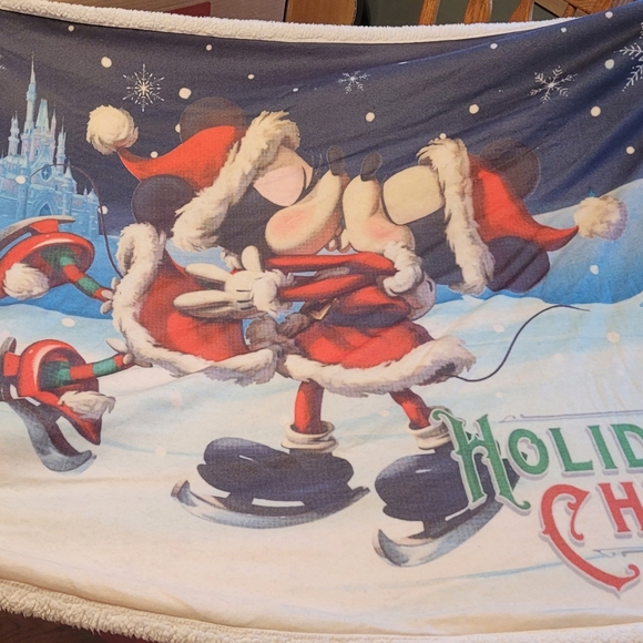 Disney Mickey & Minnie Throw - Picture 2 of 15